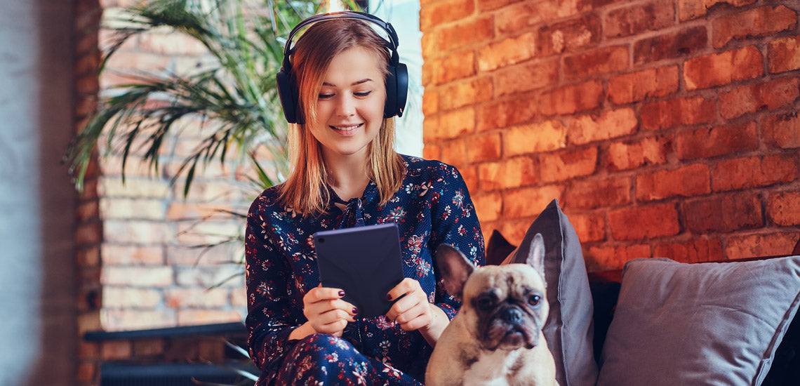 girl listening to the audiobooks on inkbook e-reader