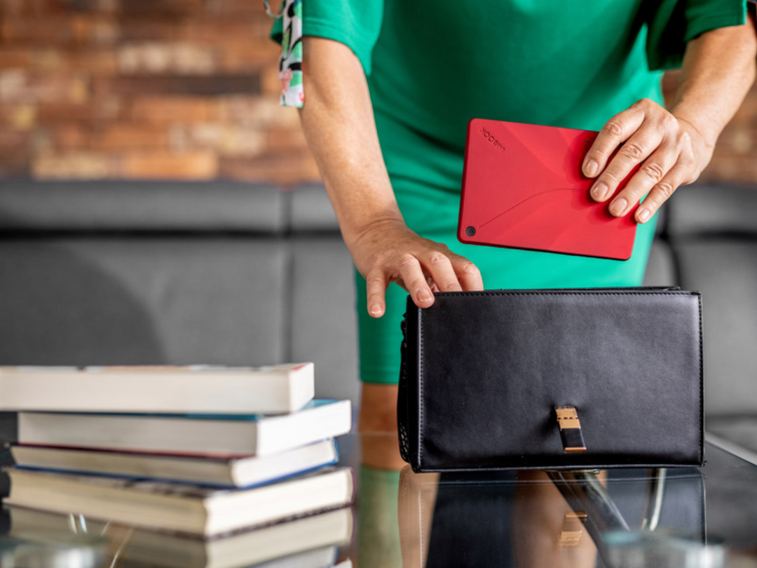 woman packing her ereader to the bag